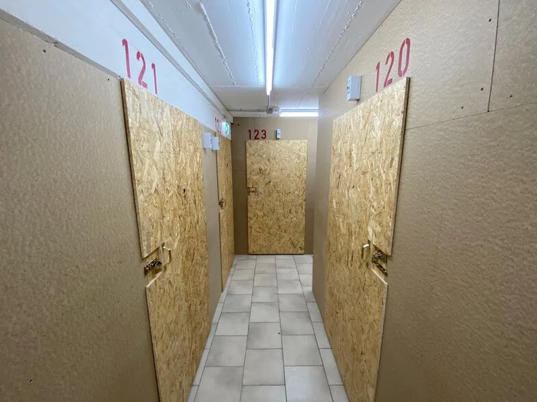 Hier findest du Lagerboxen die in Mils Gewerbepark in der nähe von Hall in Tirol barrierefrei verfügbar sind. 